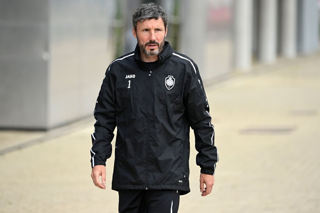 Ist einem bewaffneten Überfall entkommen: Mark van Bommel, Trainer vom FC Royal Antwerpen.