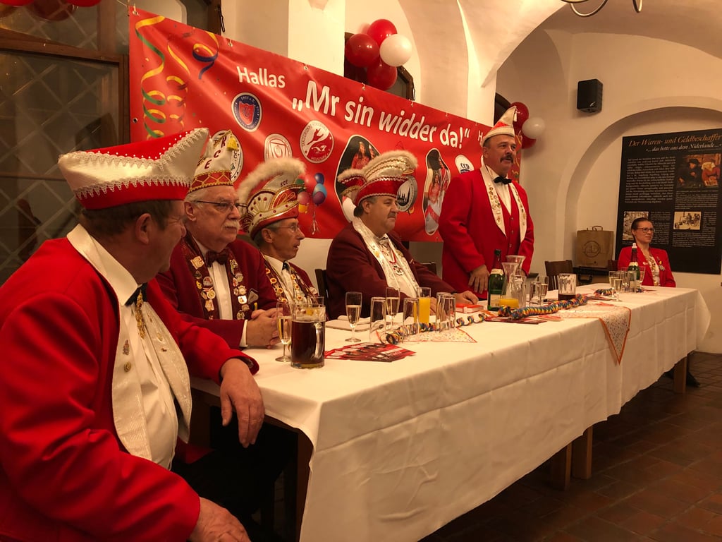 Die Karnevalisten in Halle freuen sich auf die neue Session unter dem Motto "Mr sin widder da!" Am 11.11. startet das närrische Treiben auf dem Markt in Halle.