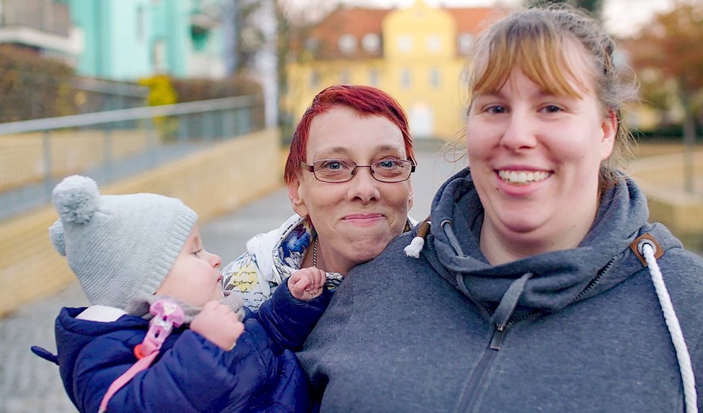 Kerstin (M.) mit ihrer Tochter und ihrem Enkel.  Die 52-Jährige war eine der ersten Frauen in Deutschland, die trotz geistiger Einschränkungen ihre Kinder behalten durfte.