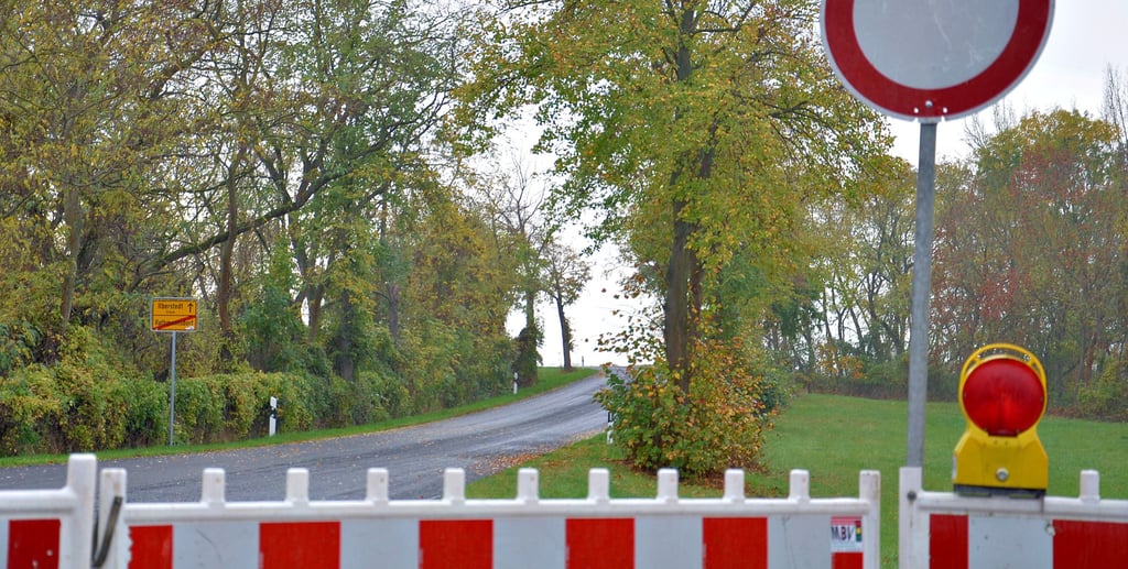 Am Dienstagvormittag war die Landesstraße zwischen Rathmannsdorf und Ilberstedt noch gesperrt. Die Asphalt-Erneuerung der L 71 dürfte laut Amtlichem Straßeninformationsdienst der Landesstraßenbaubehörde nun ab Donnerstag zwischen Rathmannsdorf und Staßfurt fortgesetzt werden.