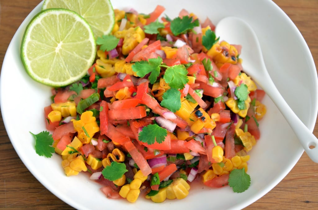 Die mexikanische Salsa mit Tomaten, Zwiebeln, Chili, Mais, frischem Koriander, Knoblauch, Cumin und Limettensaft heißt „Pico de Gallo“ (Hahnenschnabel).