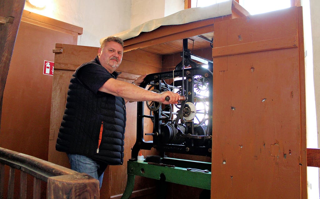 Der Uhrenschrank ist Thomas Seidig seit vielen Jahren vertraut. Einmal pro Woche dreht er hier die Uhr wieder auf.