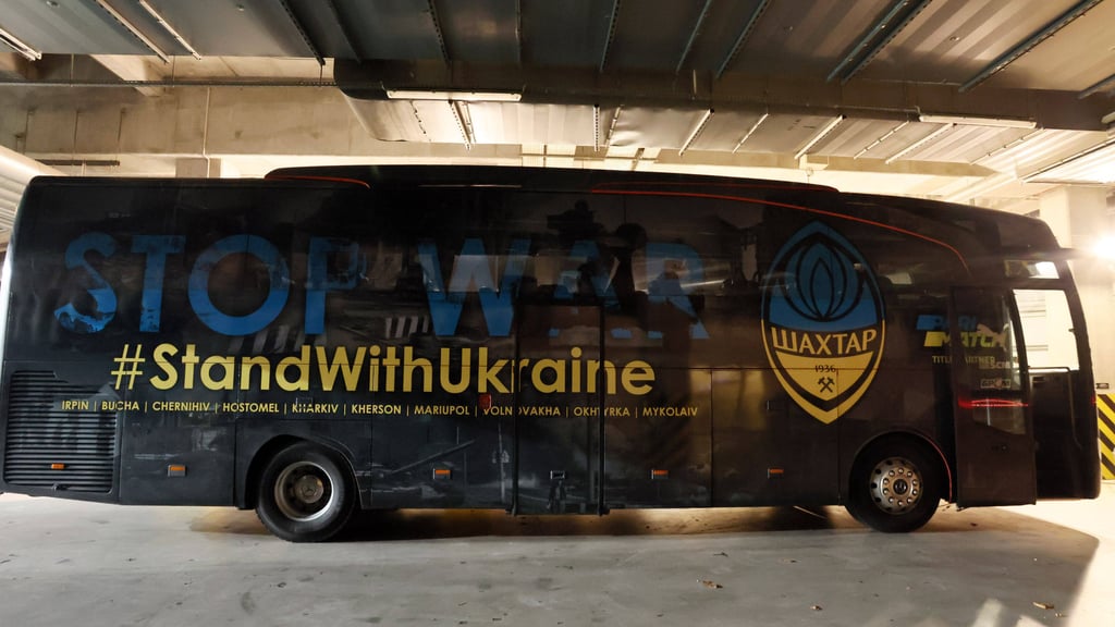 Landesfarben statt Vereinsfarben: Mannschaftsbus von Schachtjor Donezk in Warschau.