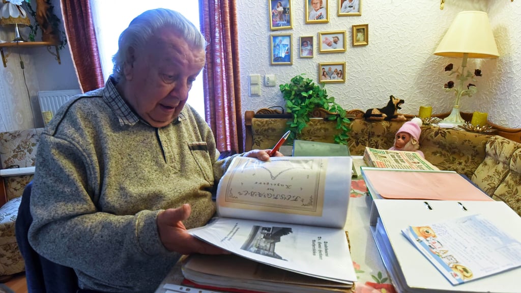 Herbert Hans Müller hat ganze Schränke mit Zeitzeugnissen aus Ascherslebens Geschichte. Jeder Ordner birgt archivierte Schätze.