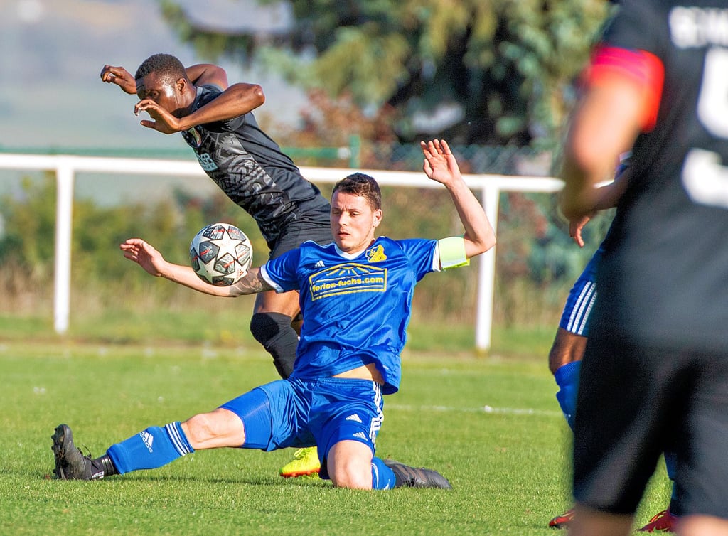 Kapitän Tom Bruder (am Boden) kassierte mit dem FC ZWK Nebra die erste Saisonniederlage in der Kreisoberliga. Boni Yaou (l.) und der SC Naumburg II setzten sich an der Unstrut mit 2:1 durch.