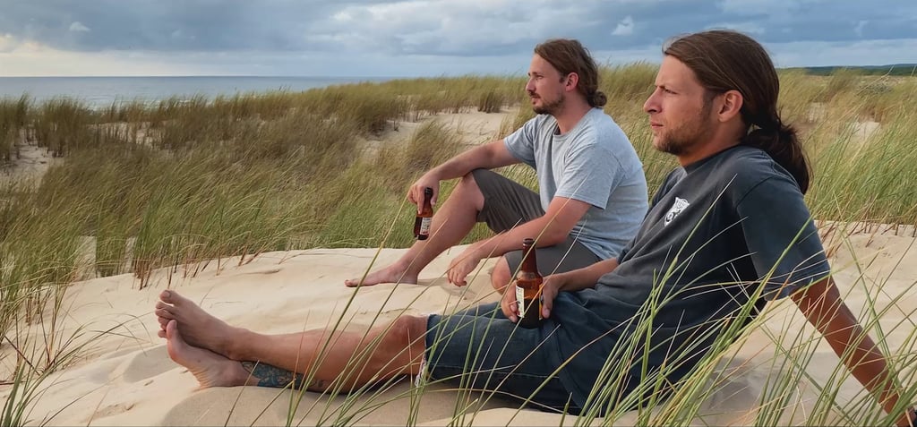 Die beiden Hobbyfilmer Florian Voigt (rechts) und Philipp Hecht haben über ihren Roadtrip durch Frankreich einen Film gedreht.