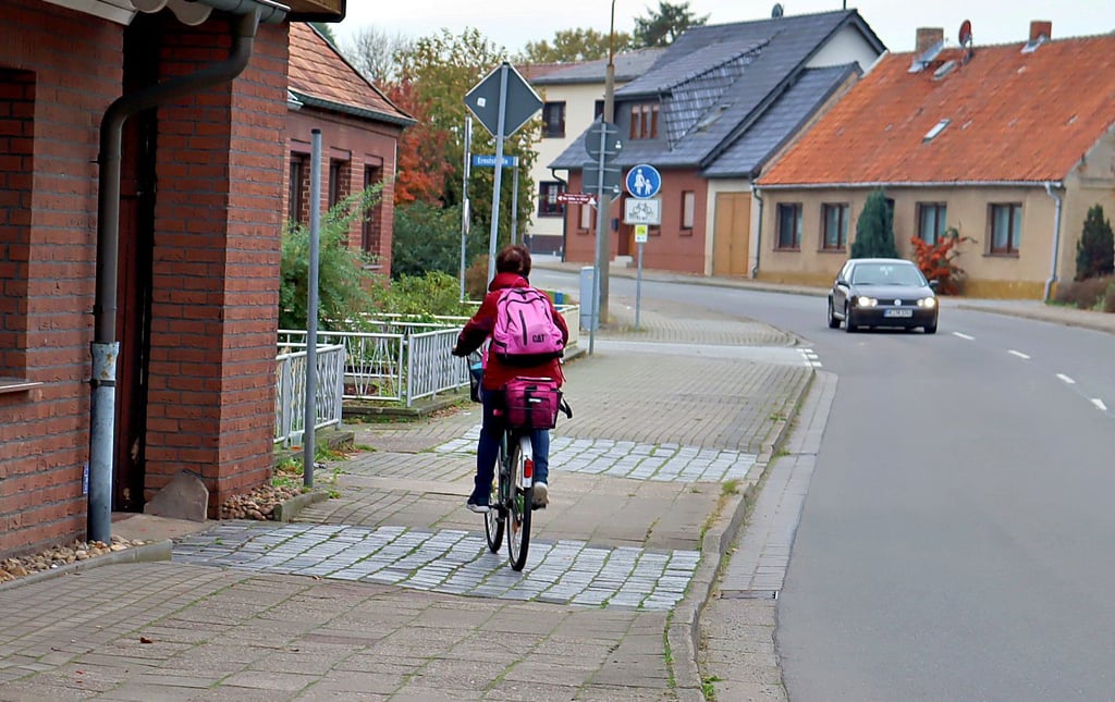 Nach dem Breitbandausbau ist der kombinierte Geh- und Radweg an der Oebisfelder Straße in Klötze noch schlechter geworden, kritisiert Rita Lauter.