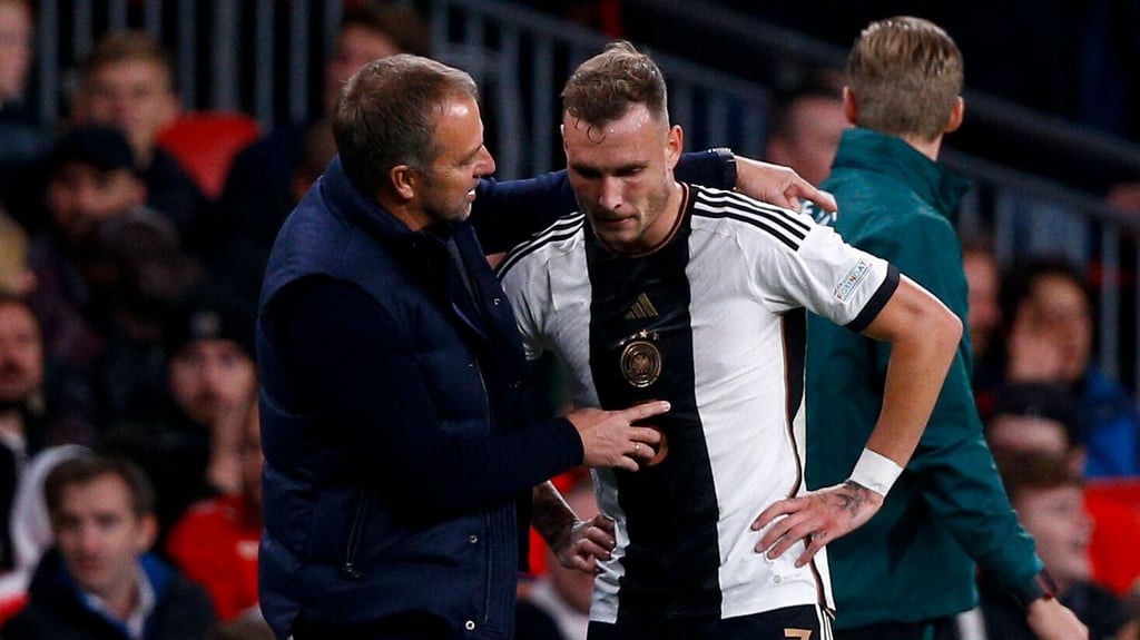 Bundestrainer Hansi Flick mit RB-Verteidiger David Raum.