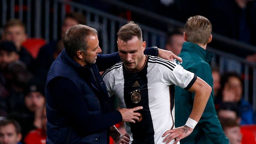 Bundestrainer Hansi Flick mit RB-Verteidiger David Raum.