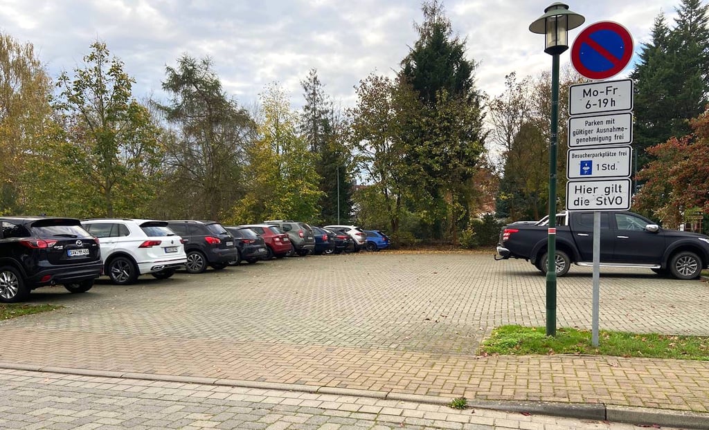 Der Parkplatz vor der Verwaltung ist häufig voll belegt, weil dort auch die Mitarbeiter ihre Autos abstellen. Für Besucher bleibt oft kein Platz und wenn doch, dürfen sie die Parkscheibe nicht vergessen.