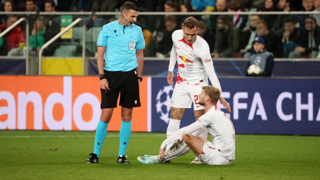Timo Werner sitzt am Boden und kann nicht mehr weiterspielen.