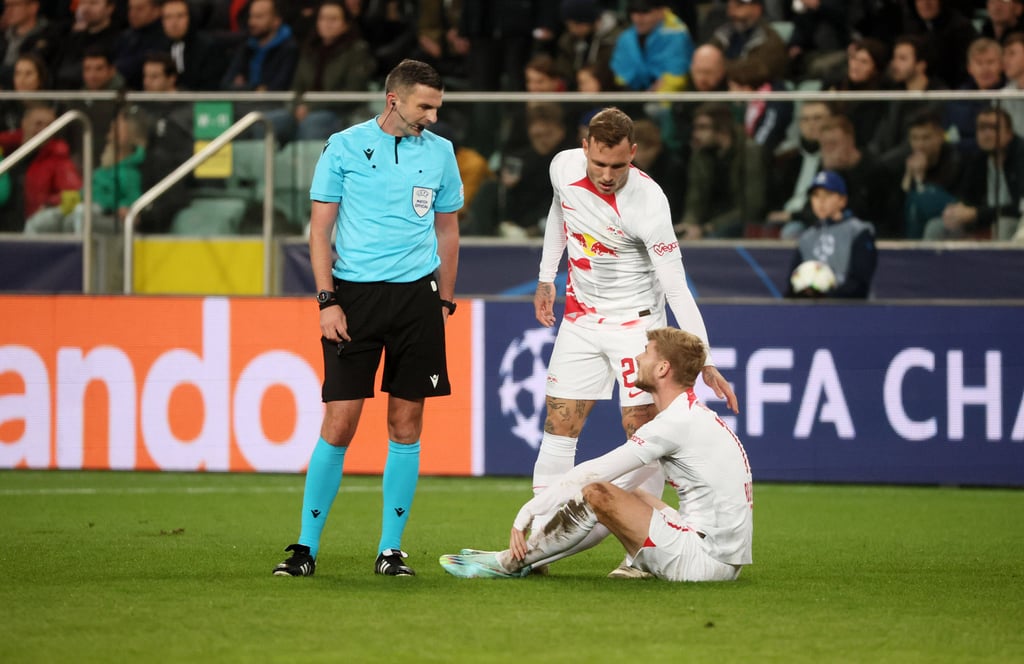 Timo Werner sitzt am Boden und kann nicht mehr weiterspielen.