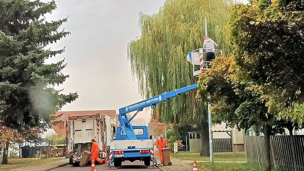 Am Dienstagmorgen wurde die Laterne mit dem am Fuß fast vollständig durchgerosteten Stahlrohr abgebaut.