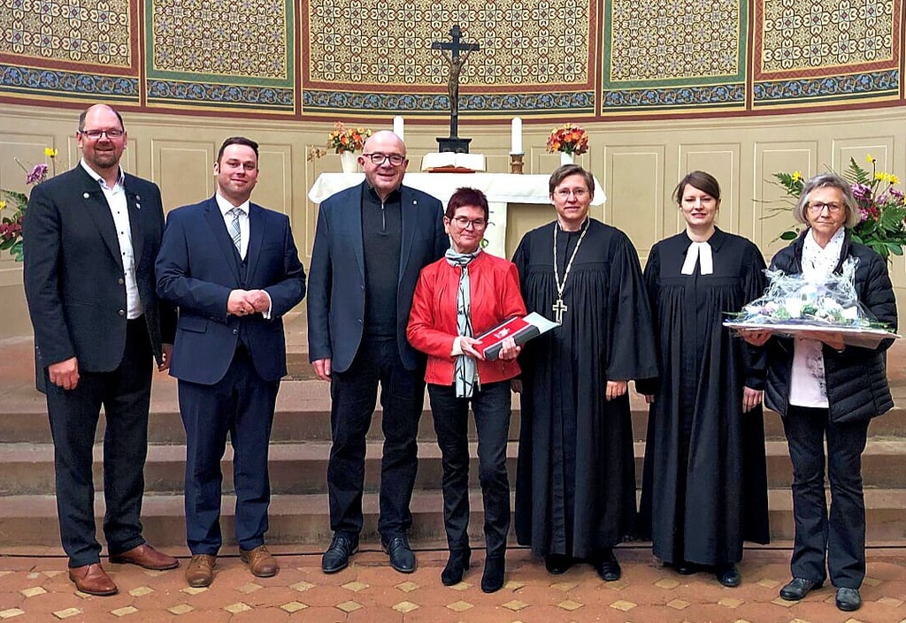 Zum Festgottesdienst hat Pfarrerin Clara Flach (2.v.r.) auch einige Ehrengäste in der Laurentiuskirche begrüßen können.