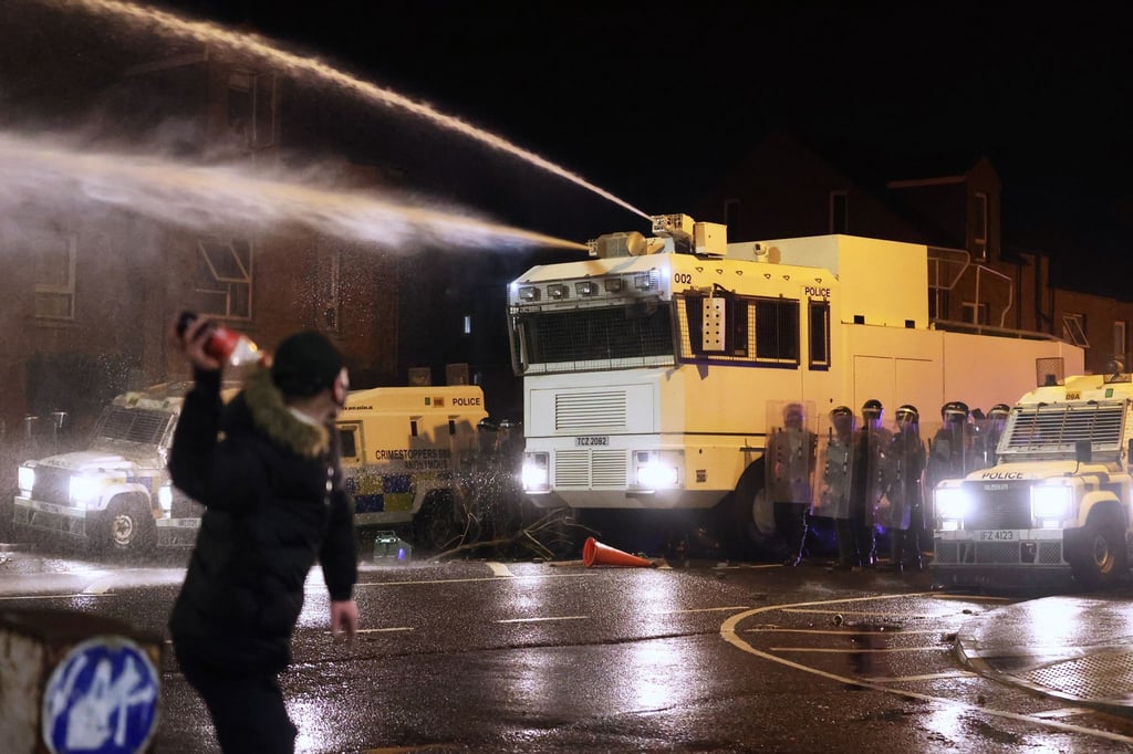 Die Polizei geht in Belfast mit einem Wasserwerfer gegen gewalttätige Proteste vor.
