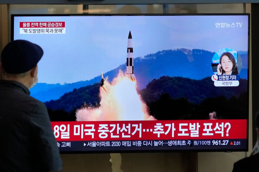 Südkoreas Fernsehen zeigt Archivbilder von eine nordkoreanischen Rakete.