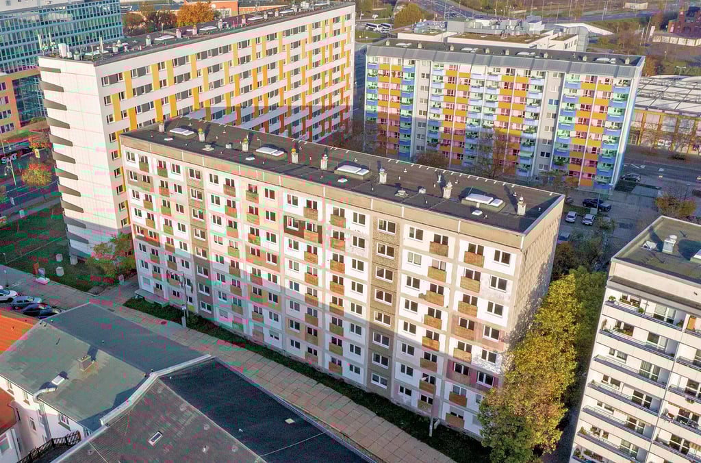 Blick auf das Wohnvielrtel am Bahnhof. Der letzte unsanierte Block im Vordergrund soll weg, an seiner Stelle soll eine Freifläche entstehen.