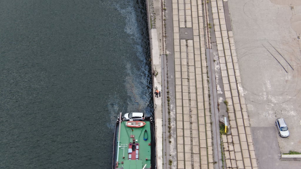 Im Kanalhafen von Magdeburg ist es offenbar zu einer gewaltigen Umweltverschmutzung gekommen. Hier hat sich ein dicker schwarzer Ölfilm auf dem Wasser ausgebreitet. Foto: