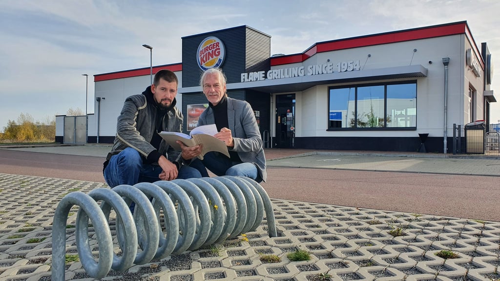 Oliver Frick (37) und Rechtsanwalt Frank Fiedler (58) vor dem Fahrradständer