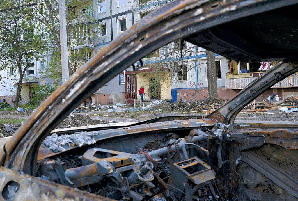 Saporischschja: Eine Frau betritt ein Wohnhaus, das nach einem Angriff in der vergangenen Woche schwer beschädigt wurde.
