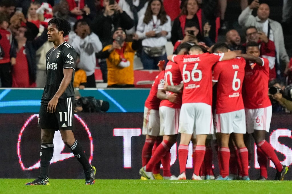 Juve-Profi Juan Cuadrado (l) kann es nicht fassen, während die Benfica-Profis feiern.