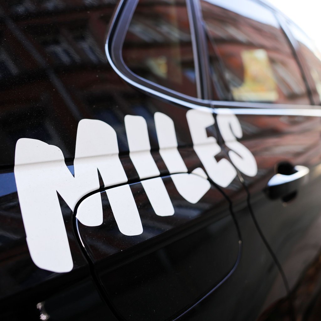 Ein Fahrzeug des Carsharing-Anbieters Miles an einer Straße in der Hamburger Innenstadt.