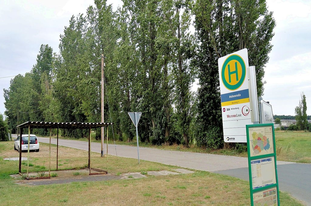 Haltestelle der Welterbelinie 304 mit historischem Relikt