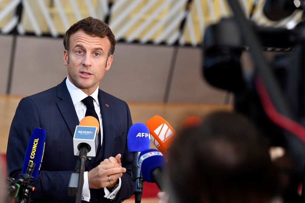 Frankreichs Präsident Emmanuel Macron spricht im Rahmen eines EU-Gipfels in Brüssel mit Journalisten.