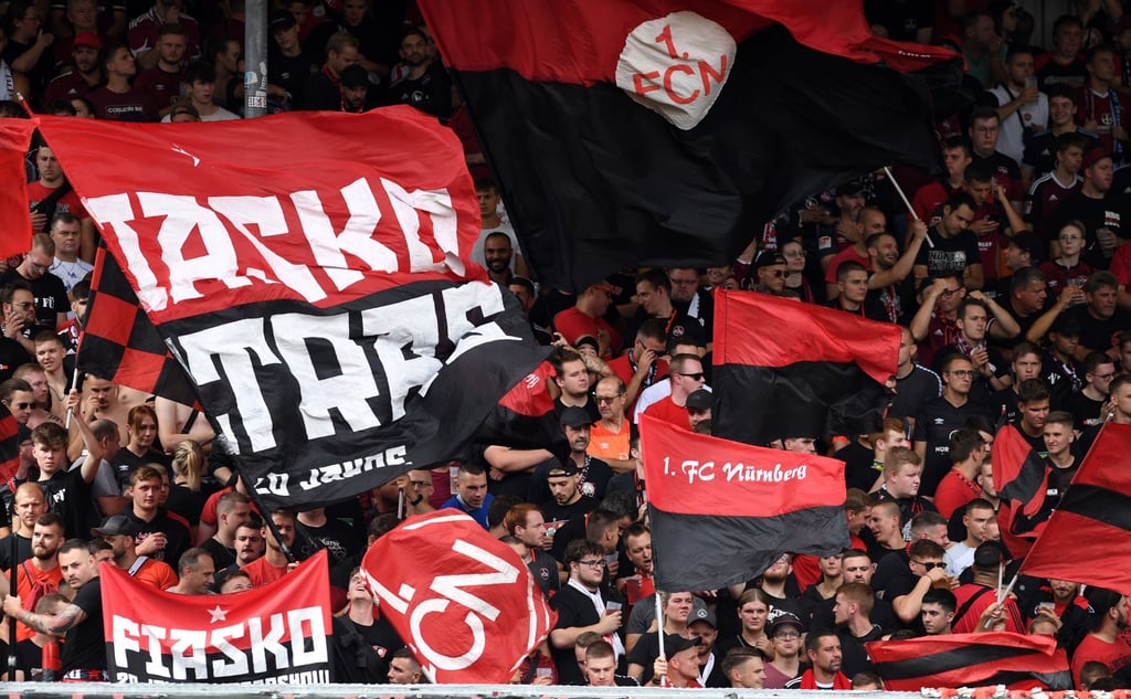 Fans vom 1. FC Nürnberg: Ein großer Traditionsverein mit langer Geschichte und vielen Meisterschaften.