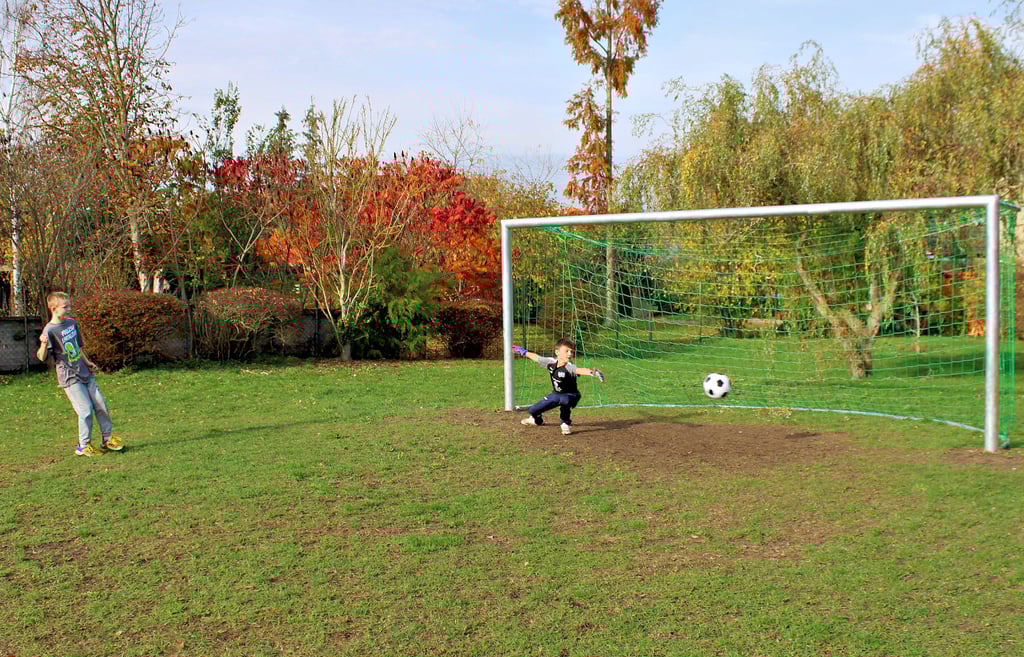 Till Otte und John Schlotte (v. l.) nutzen das neue Fußballtor für eine Partie gegeneinander.