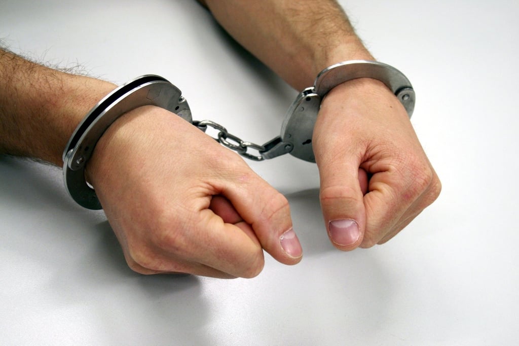 Ein Mann ist am Dienstag in Stendal nach einem Prozess am Amtsgericht geflohen. Die Polizei konnte ihn noch am selben Tag wieder Handschellen anlegen.