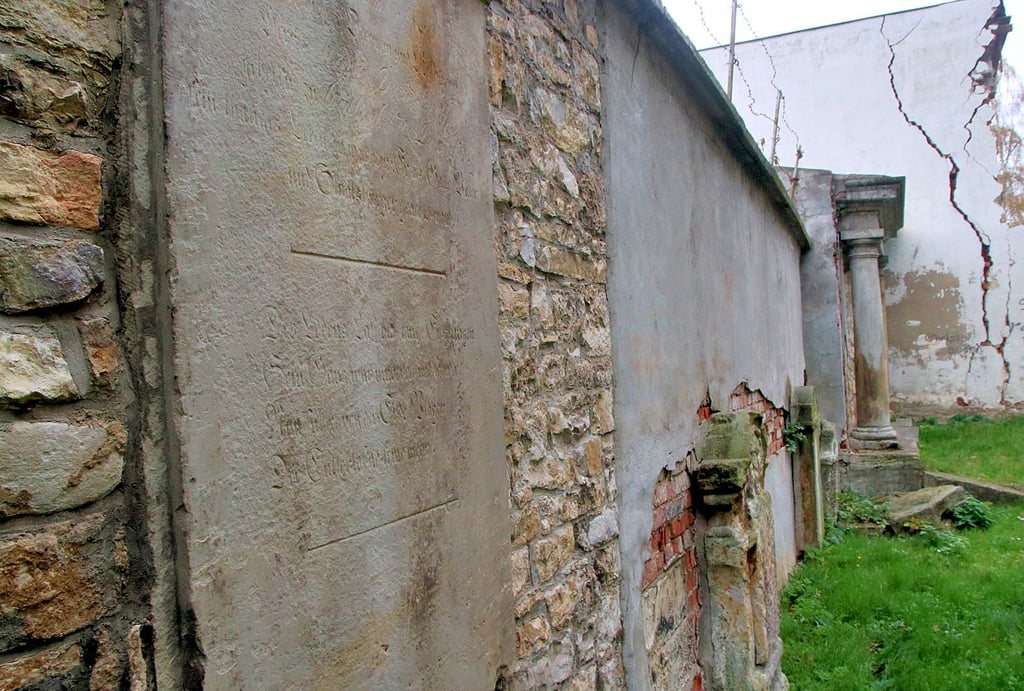 Die alte Mauer am ehemaligen Friedhof an der Laurentiikirche von Calbe enthält noch Grabsteine, die sehr alt sind. Hier will der Verschönerungsverein im kommenden Jahr Hand anlegen.