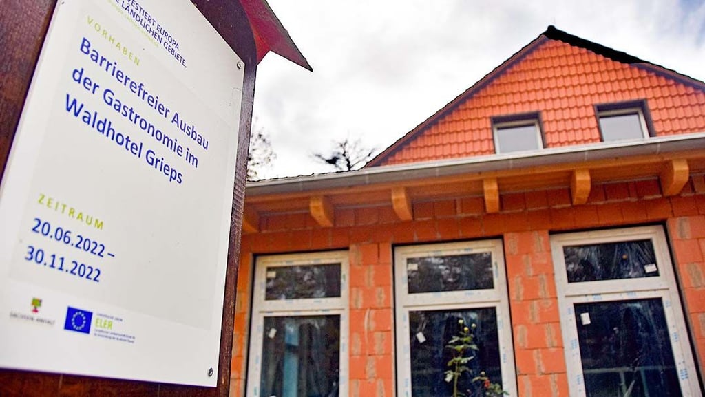 Das Naherholungsgebiet Grieps soll lebendiger werden. Zur Erweiterung des touristischen Angebots bekommt das Calvörder Waldhotel einen barrierefreien Anbau, der mit Fördergeldern der EU finanziert wird. Bis Ende April 2023 soll das Vorhaben fertig werden.