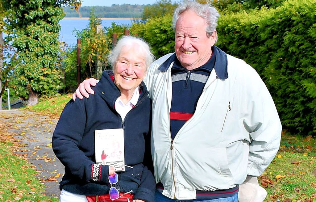 Autorin Iris Galey mit Ehemann Peter Gubler und ihrem aktuellen Buch „Lieber Papa Franziskus, warum?“.