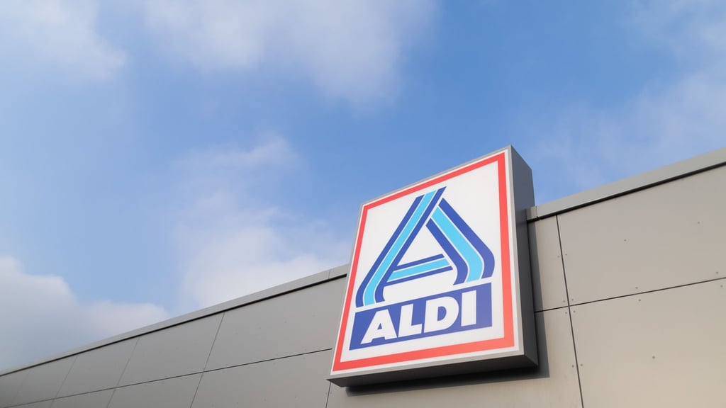 Der Markt von Aldi Nord in der Schillerstraße in Schönebeck. Seit 1. November gelten für drei Viertel aller Supermärkte der Kette neue Öffnungszeiten. Foto: Rolf Vennenbernd/dpa/Archivbild