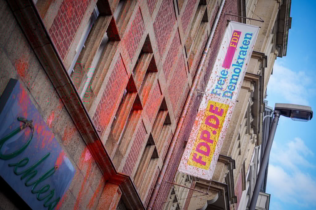 Farbspritzer sind auf dem Logo an der Parteizentrale der FDP zu sehen. Aktivisten der Umweltgruppe "Letzte Generation" haben die Fassade der FDP-Parteizentrale mit Farbe besprüht.