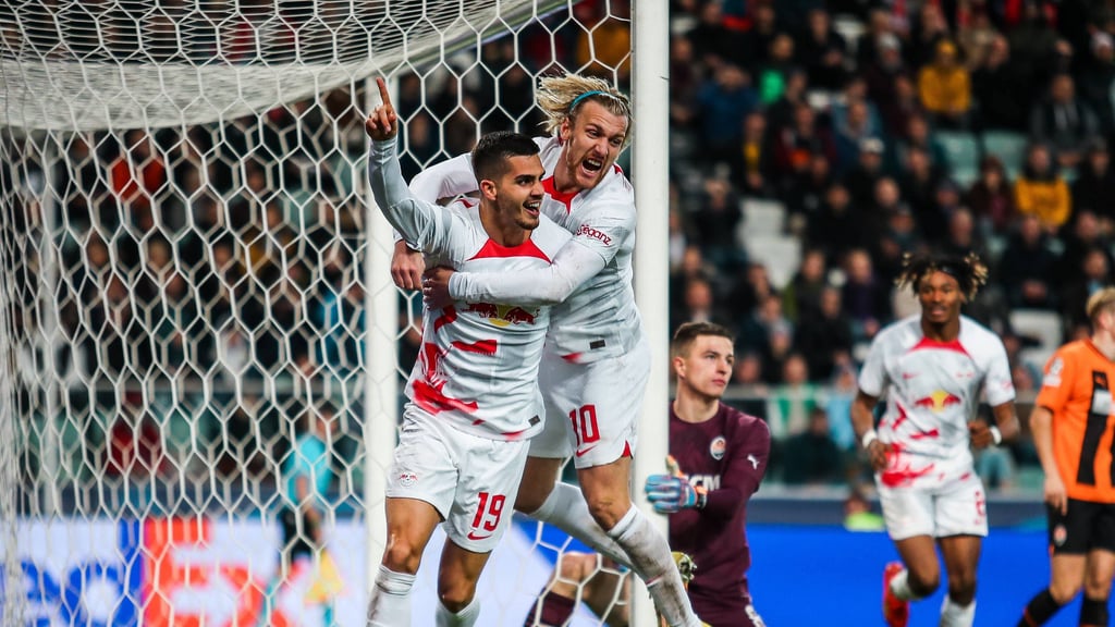Schlitzohriges Tor zum 2:0: André Silva und Emil Forsberg.