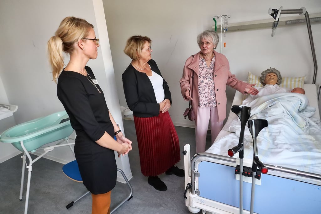 Im Skills Lab: Colleen Seemann,stellvertretende Leiterin des Bildungszentrums, Martina Heidenreich,Leiterin der Bildungsstätte von 2002 bis 2015, und Karla Haase, Erste Leiterin Bildungsstätte von 1992 bis 2002,tauschen Erfahrungen und Erinnerungen aus.