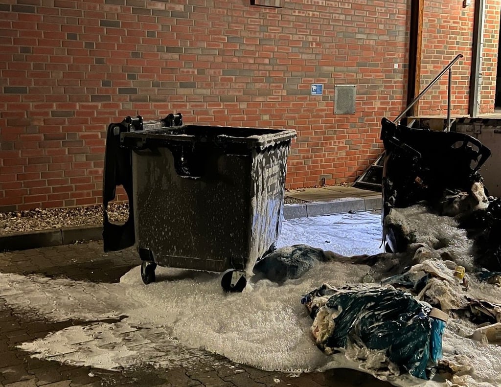In Gardelegen brannten am Dienstagabend, 1. November, zwei Container an einem Supermarkt.