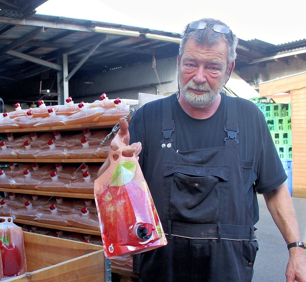 Bernd Nehrkorn mit den neuen Drei-Liter-Standbeutel-Verpackungen, die er für die nicht mehr gestatteten Glasflaschen ins Sortiment aufnehmen musste.