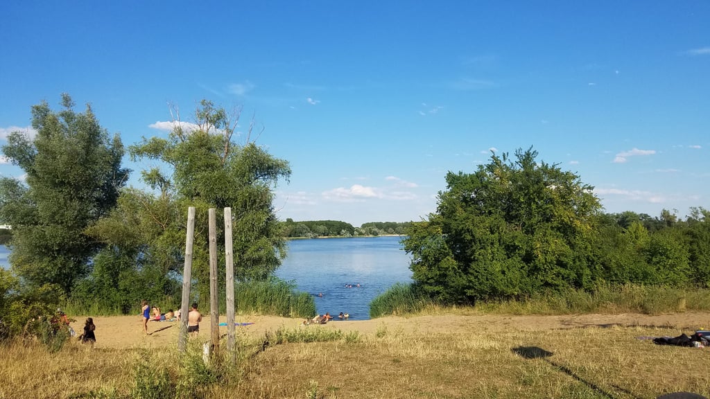 DerHufeisensee ist ein beliebtes Ziel für Spaziergänger und im Sommer auch für Badegäste, wie hier an der Liegewiese am Golfplatz.