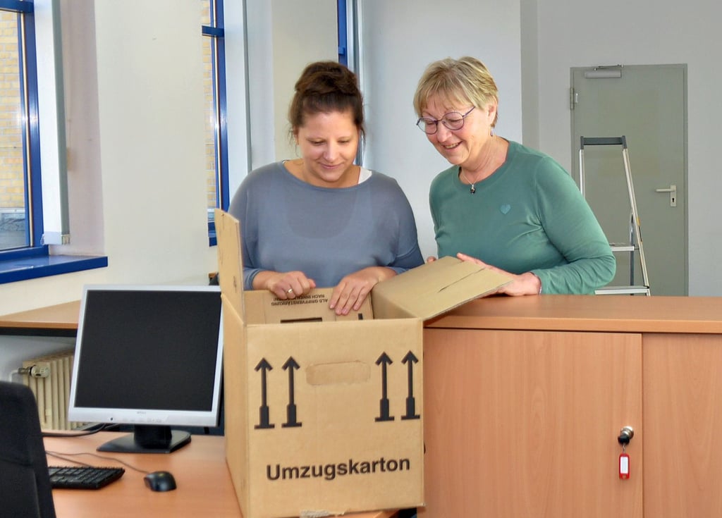Alles wird eingepackt. Die Umzugskartons werden von Dana Kubitschek (l.) und der früheren Archiv-Mitarbeiterin Eva-Maria Engel gepackt.