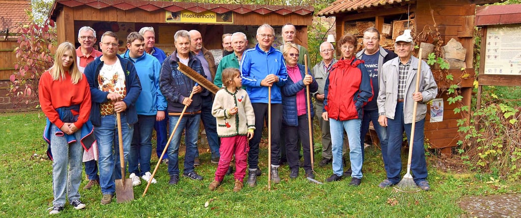 Am Arbeitseinsatz im Bienenlehrgarten Nebra beteiligten sich neben Vereinsmitgliedern auch die Neu- und Jungimker Hannah Legall (vorn, v.l.) und Markus Harr.