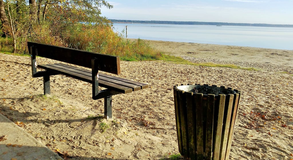 Die Badestelle Schramper Eck gehört zu den Bereichen, an denen der Wasserrückgang besonders gut zu erkennen ist. Früher stand das Wasser teilweise unter der Sitzbank.