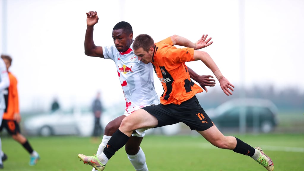 RB-Verteidiger Daniel Ihendu (l.) hält sich einen Gegner vom Leib.