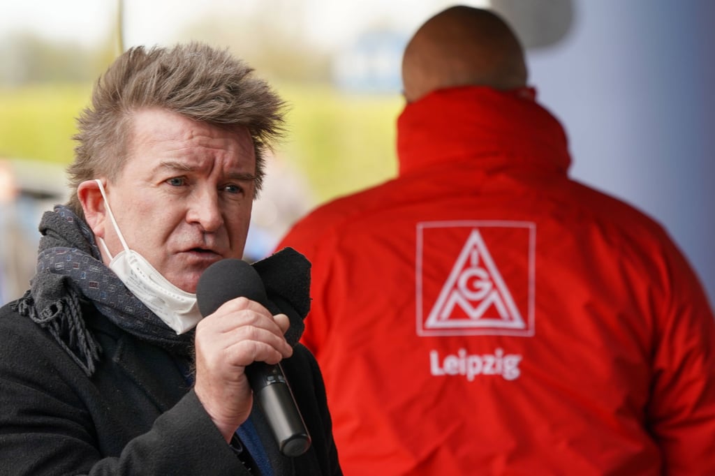 Der 1. Bevollmächtigte der IG Metall Leipzig spricht während des vierten 24-Stunden Warnstreiks