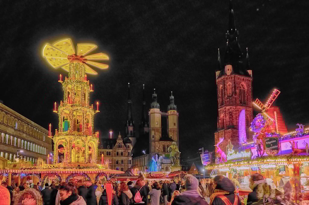 Die Holzpyramide auf dem Weihnachtsmarkt in Halle ist eine überdimensionale Nachbildung der traditionellen Weihnachtspyramiden. Sie drehen sich langsam und die aufwendig geschnitzten Figuren werden von Kerzen angeleuchtet.