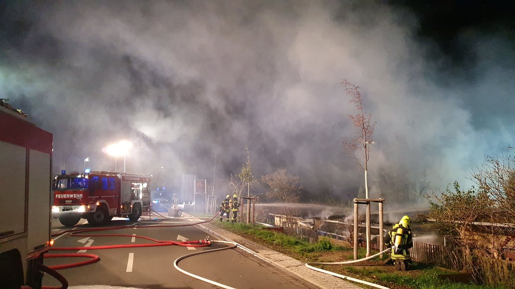 Der Brand in der Gartenanlage verursachte eine starke Rauchentwicklung.
