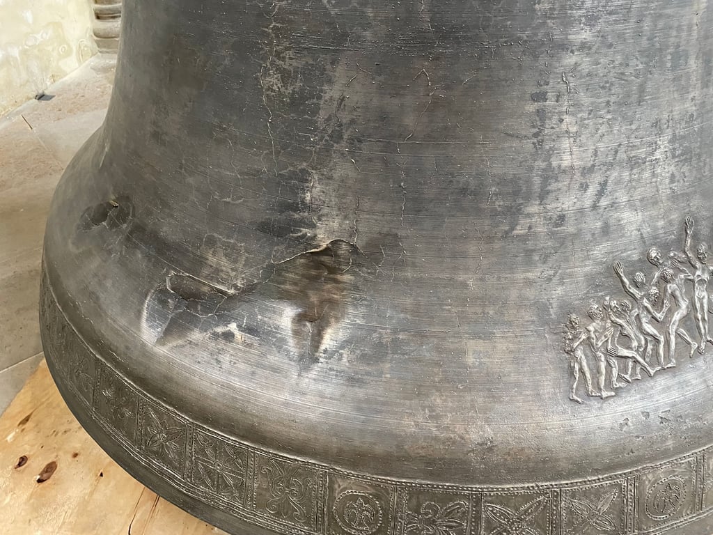 An zwei Stellen an einer Seite der neuen Magdeburger Domglocke sind die Dellen zu erkennen.