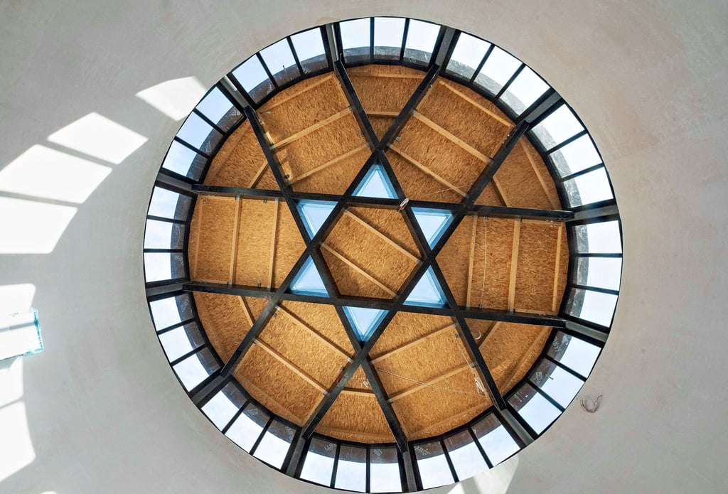 Die Deckenkonstruktion im Gebetssaal der neuen Synagoge stellt den Davidsstern dar.
